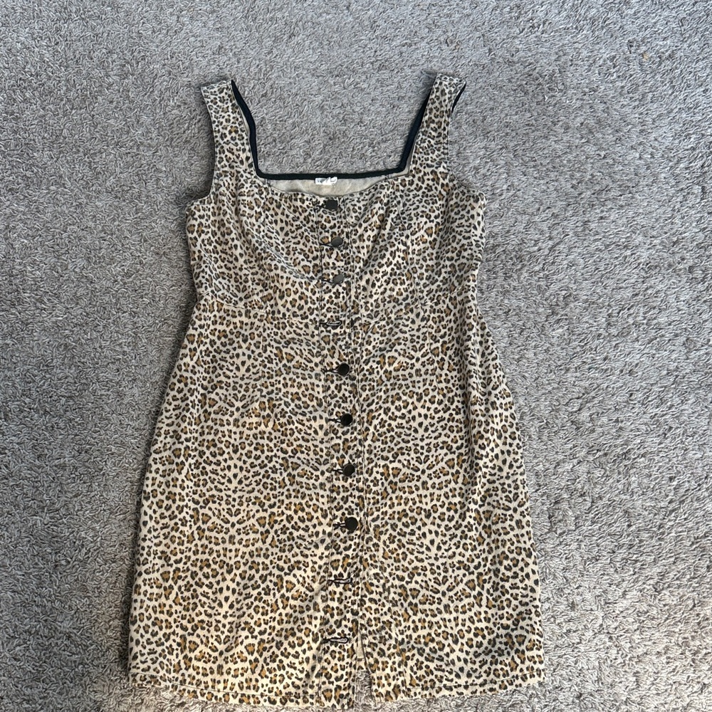 Leopard Print Button-Down Dress en creme